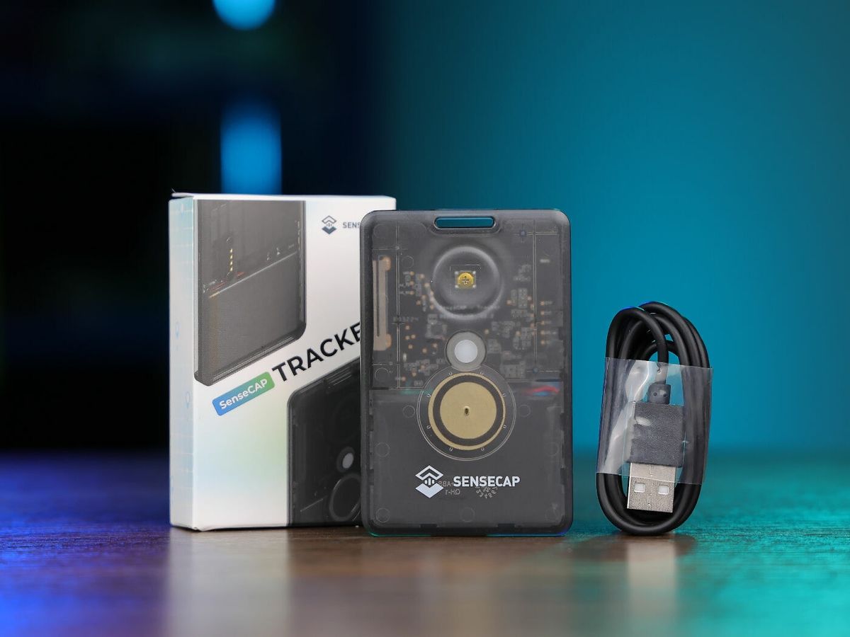 SenseCAP Card Tracker T1000-E 产品概览，信用卡大小便携设计