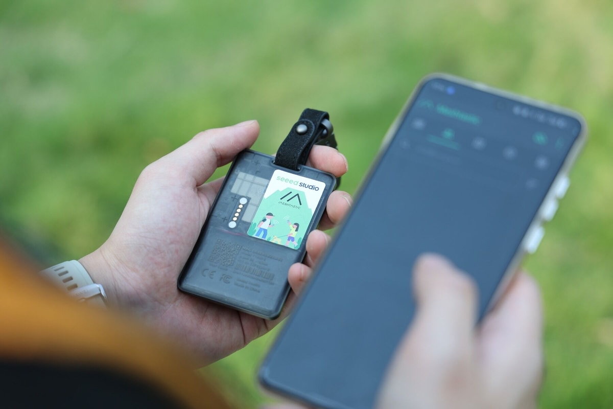 T1000-E 追踪器背面接口和天线设计展示