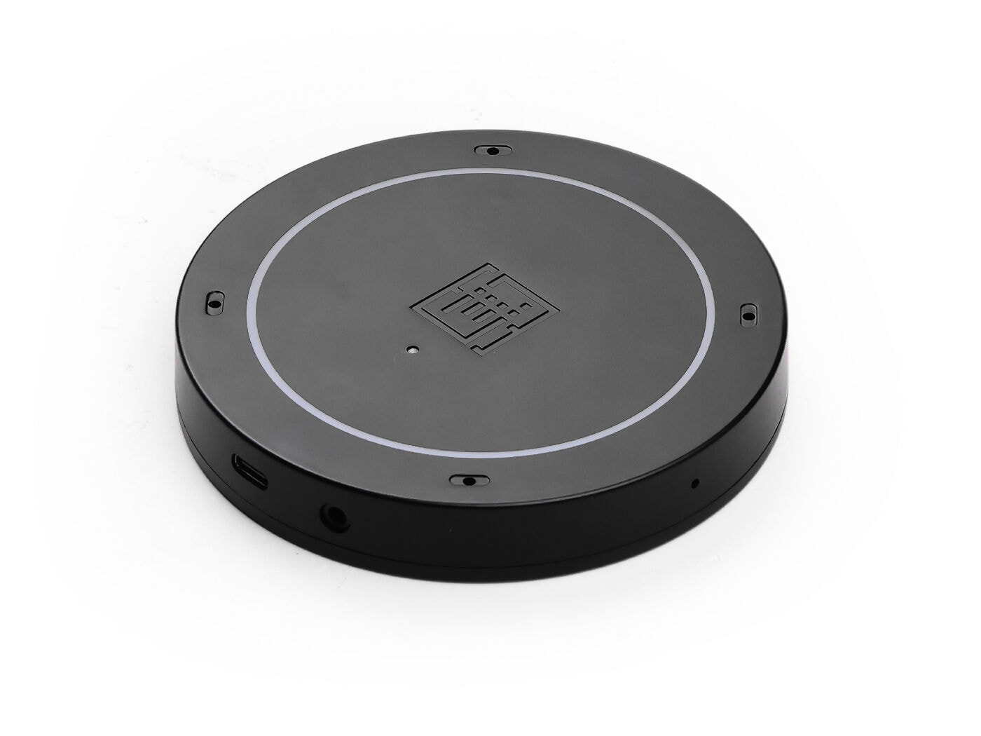 reSpeaker XVF3800——4 麦阵列，回声消除、波束成形与噪声抑制在自带 DSP 上完成，两个套餐都用它