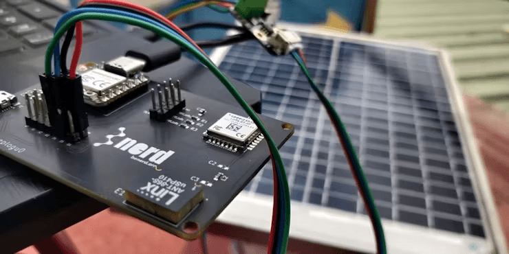 借助Seeed Wio-E5模块和Fusion PCBA服务，结合Blues与Qubitro提升太阳能光伏监控系统